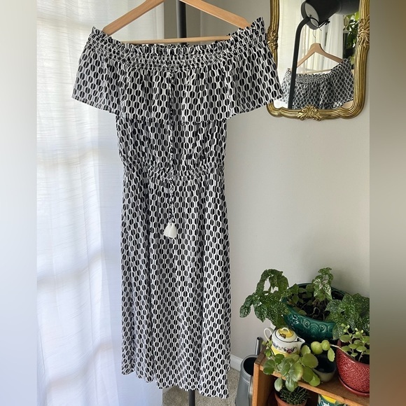 Kate Spade Ruffle Off-The-Shoulder Black & White Arrow‎ Stripe Midi Dress - Picture 3 of 7